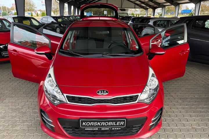 Rød Kia Rio fra 2015