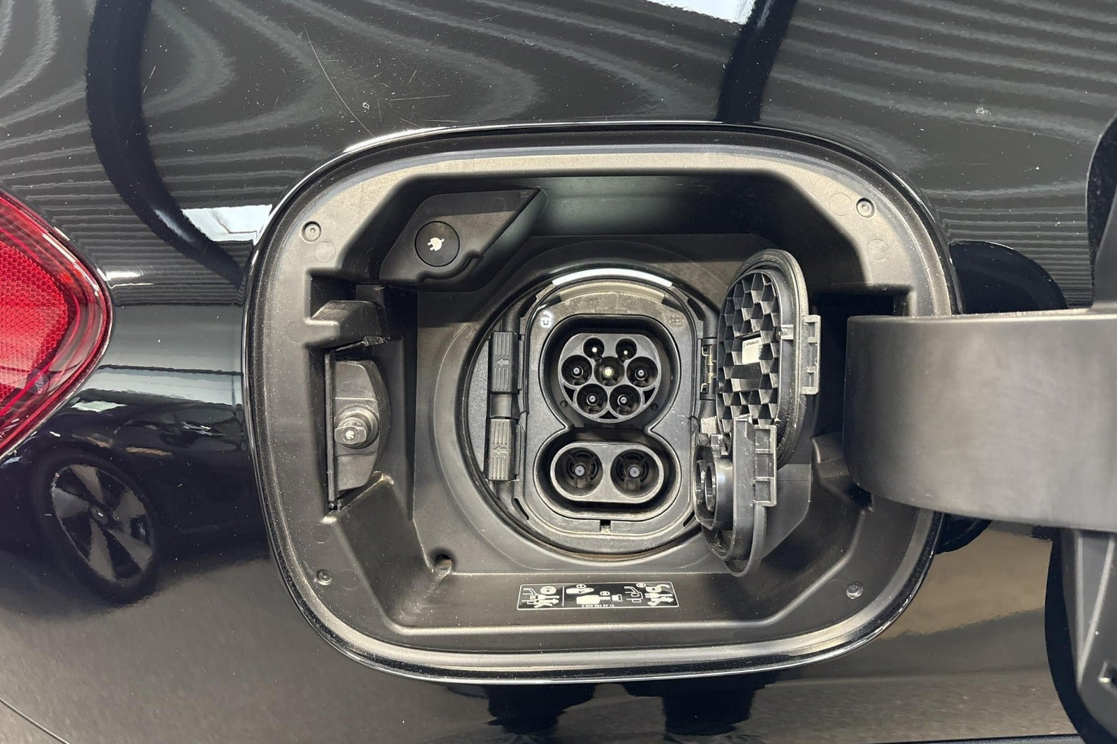 Sort Mercedes EQA250+ fra 2025