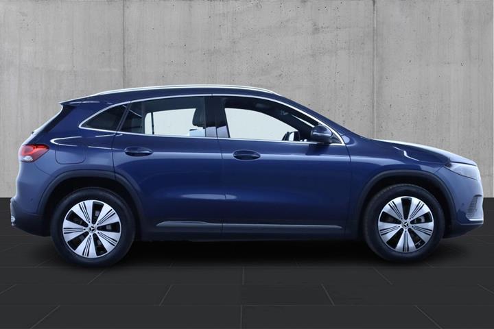 Blå Mercedes EQA250+ fra 2023