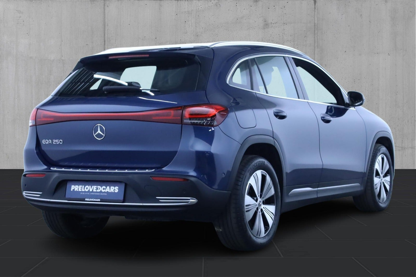 Blå Mercedes EQA250+ fra 2023