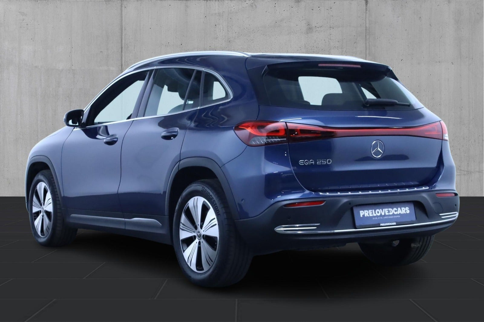 Blå Mercedes EQA250+ fra 2023