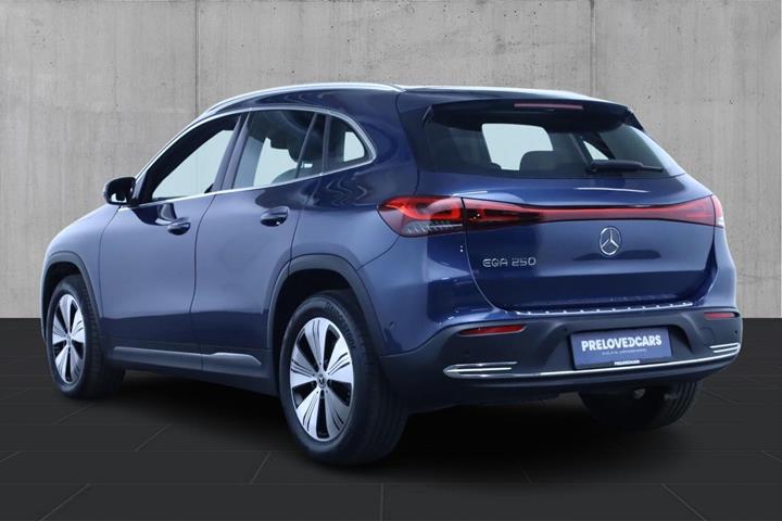 Blå Mercedes EQA250+ fra 2023