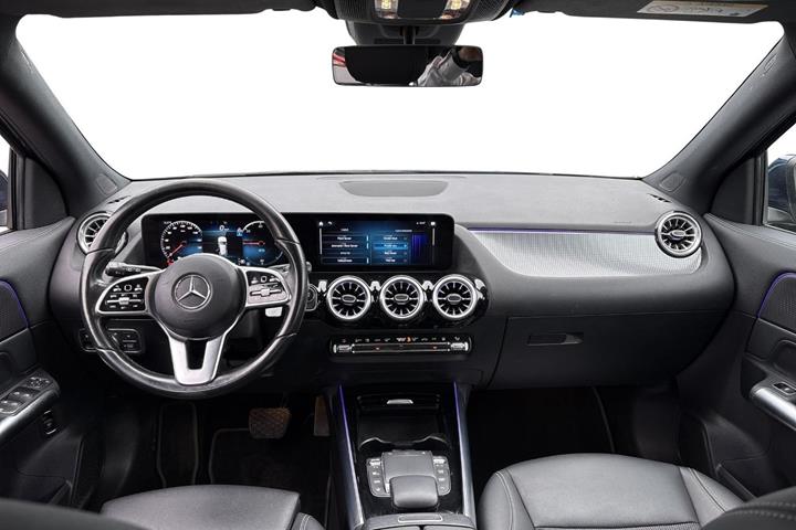 Blå Mercedes EQA250+ fra 2023