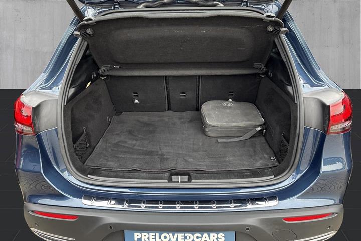 Blå Mercedes EQA250+ fra 2023