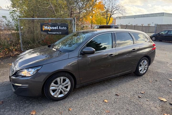 Grøn Peugeot 308 fra 2015