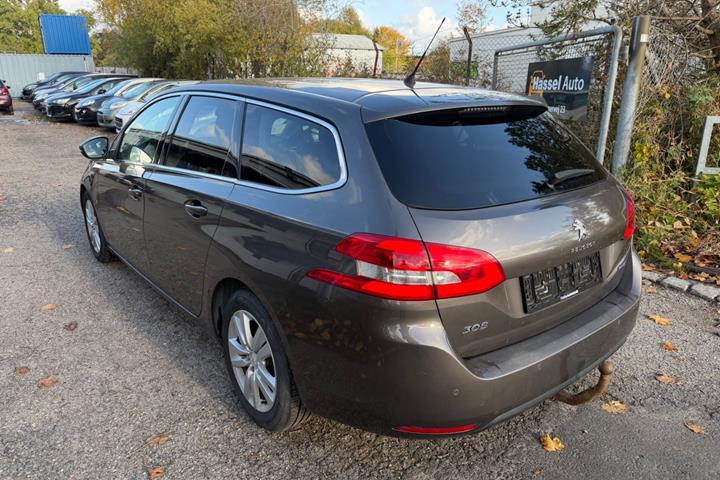 Grøn Peugeot 308 fra 2015