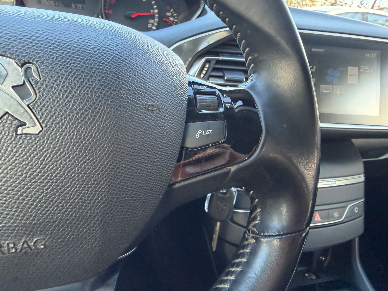 Grøn Peugeot 308 fra 2015