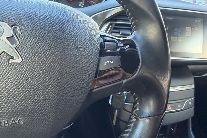 Grøn Peugeot 308 fra 2015