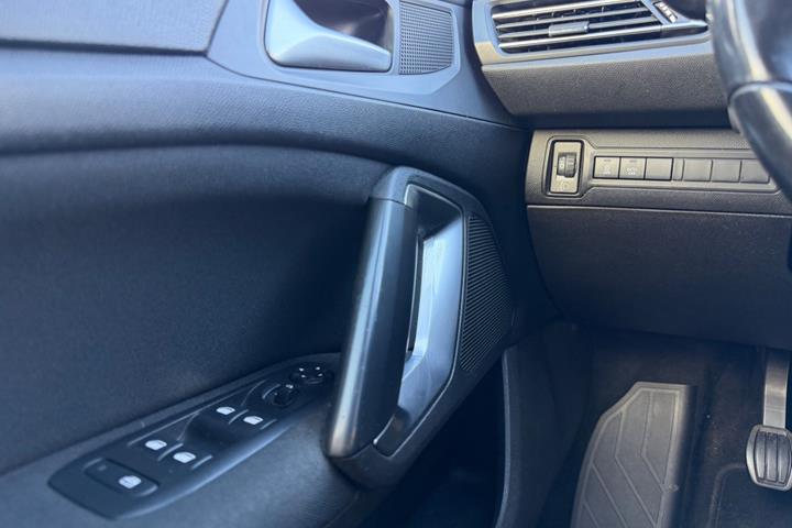 Grøn Peugeot 308 fra 2015