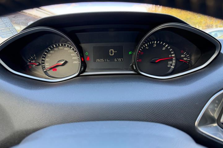 Grøn Peugeot 308 fra 2015