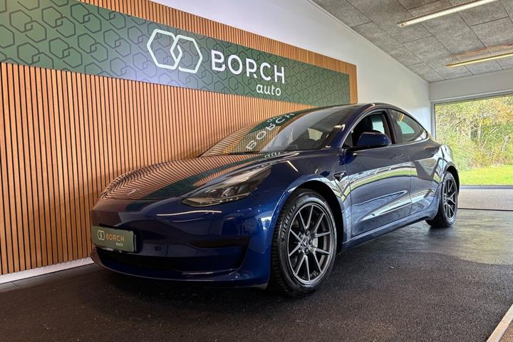 Blå Tesla Model 3 fra 2021 set udefra