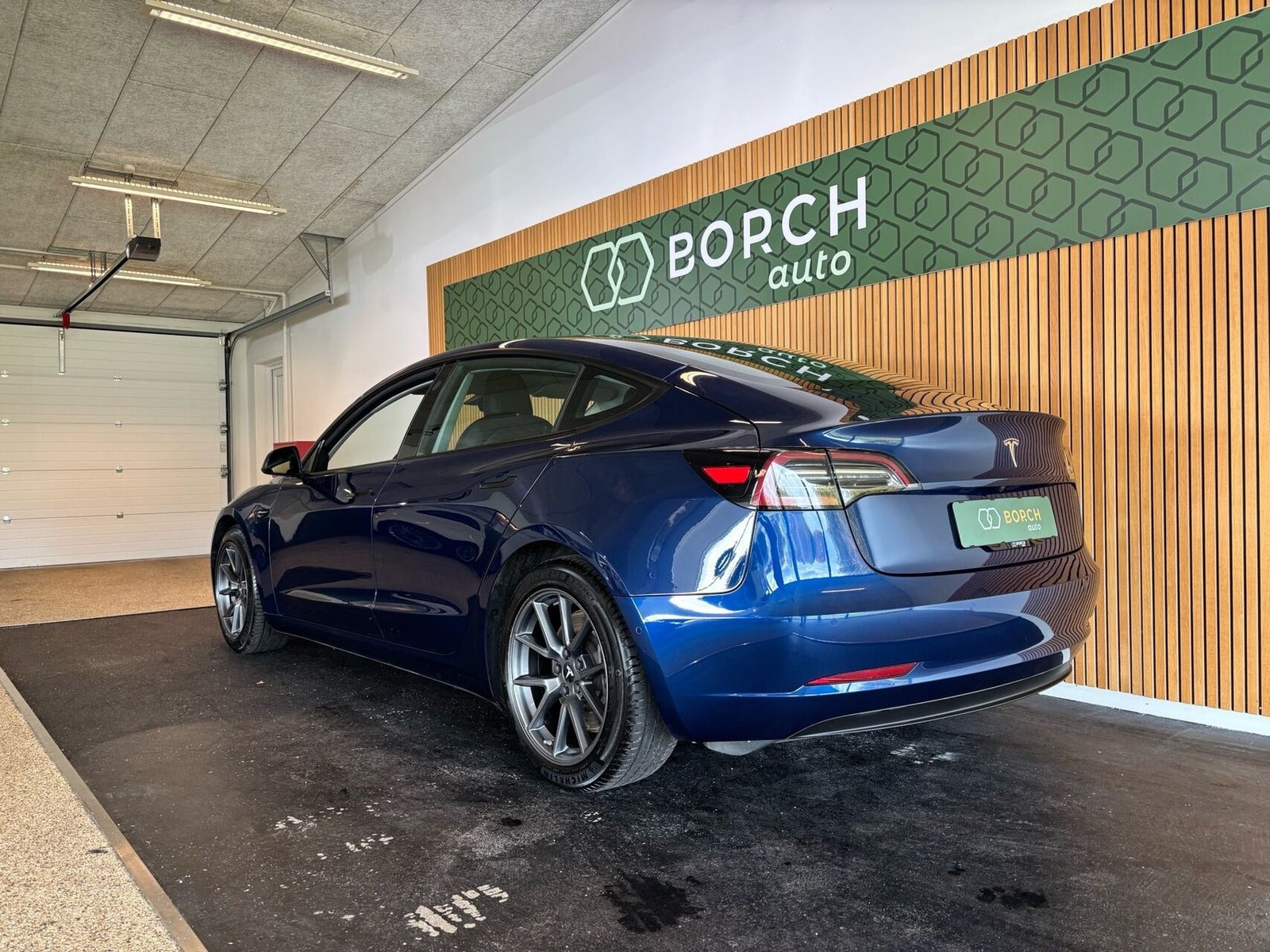 Blå Tesla Model 3 fra 2021