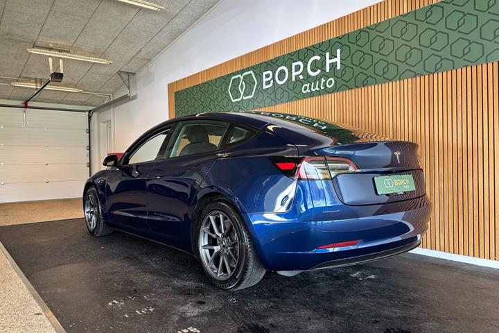 Blå Tesla Model 3 fra 2021