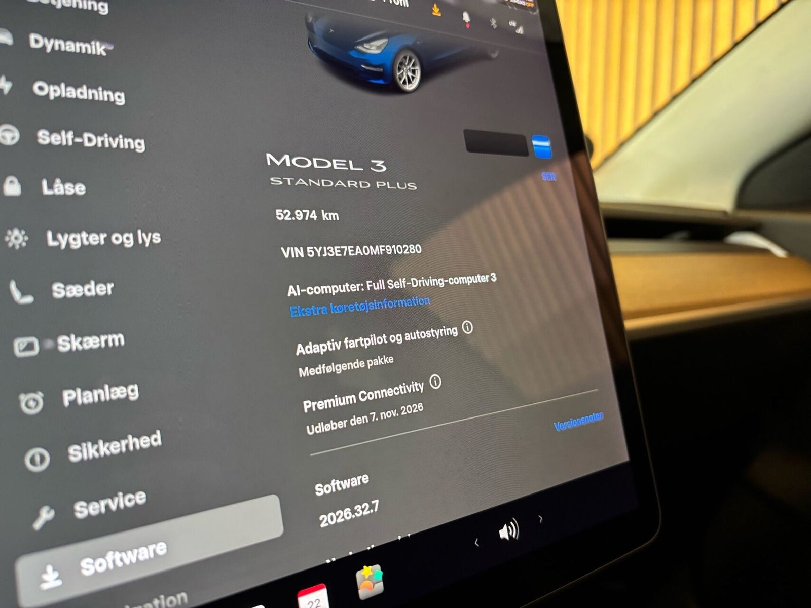 Blå Tesla Model 3 fra 2021
