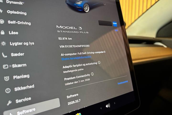 Blå Tesla Model 3 fra 2021