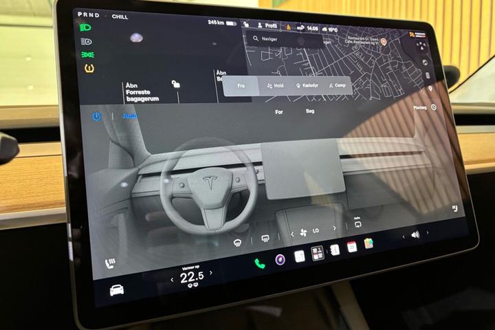 Blå Tesla Model 3 fra 2021