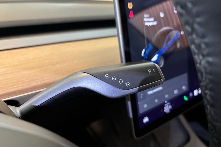 Blå Tesla Model 3 fra 2021