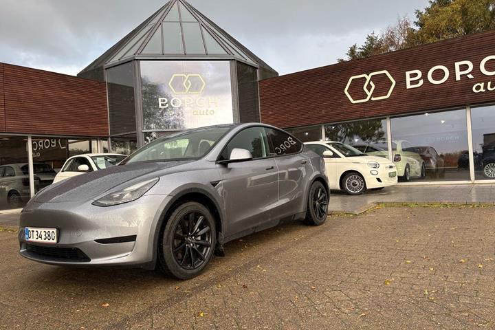 Sølv Tesla Model Y fra 2023