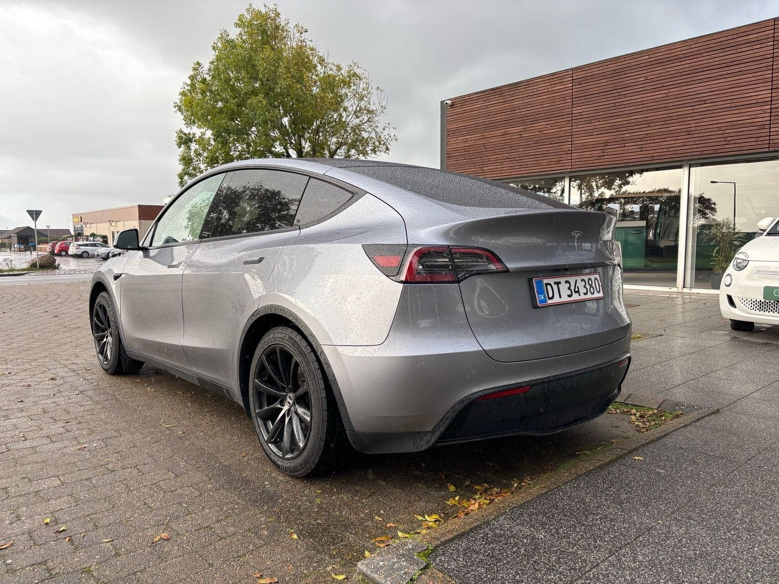 Sølv Tesla Model Y fra 2023