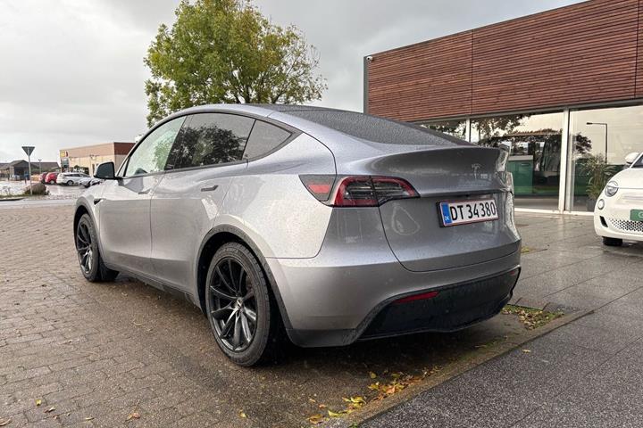 Sølv Tesla Model Y fra 2023