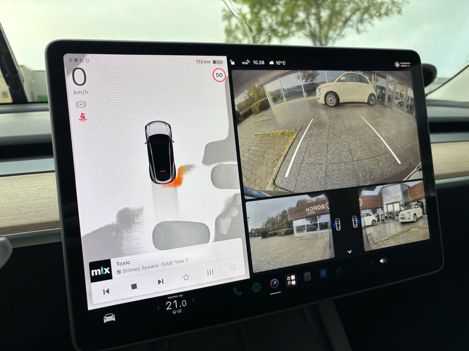 Sølv Tesla Model Y fra 2023