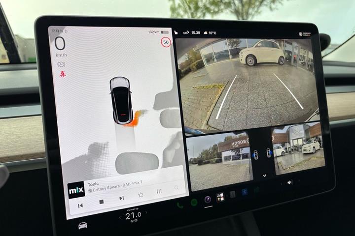 Sølv Tesla Model Y fra 2023