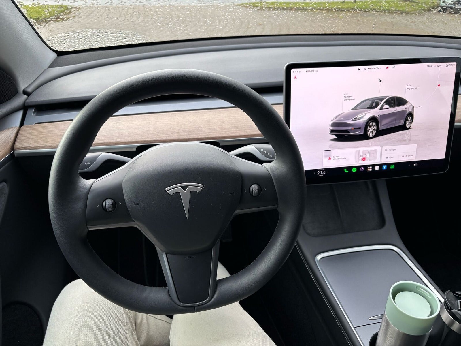 Sølv Tesla Model Y fra 2023