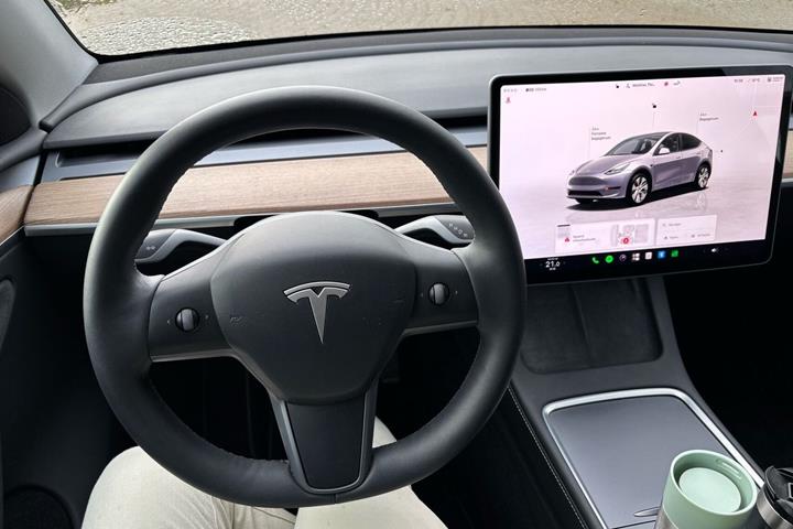 Sølv Tesla Model Y fra 2023