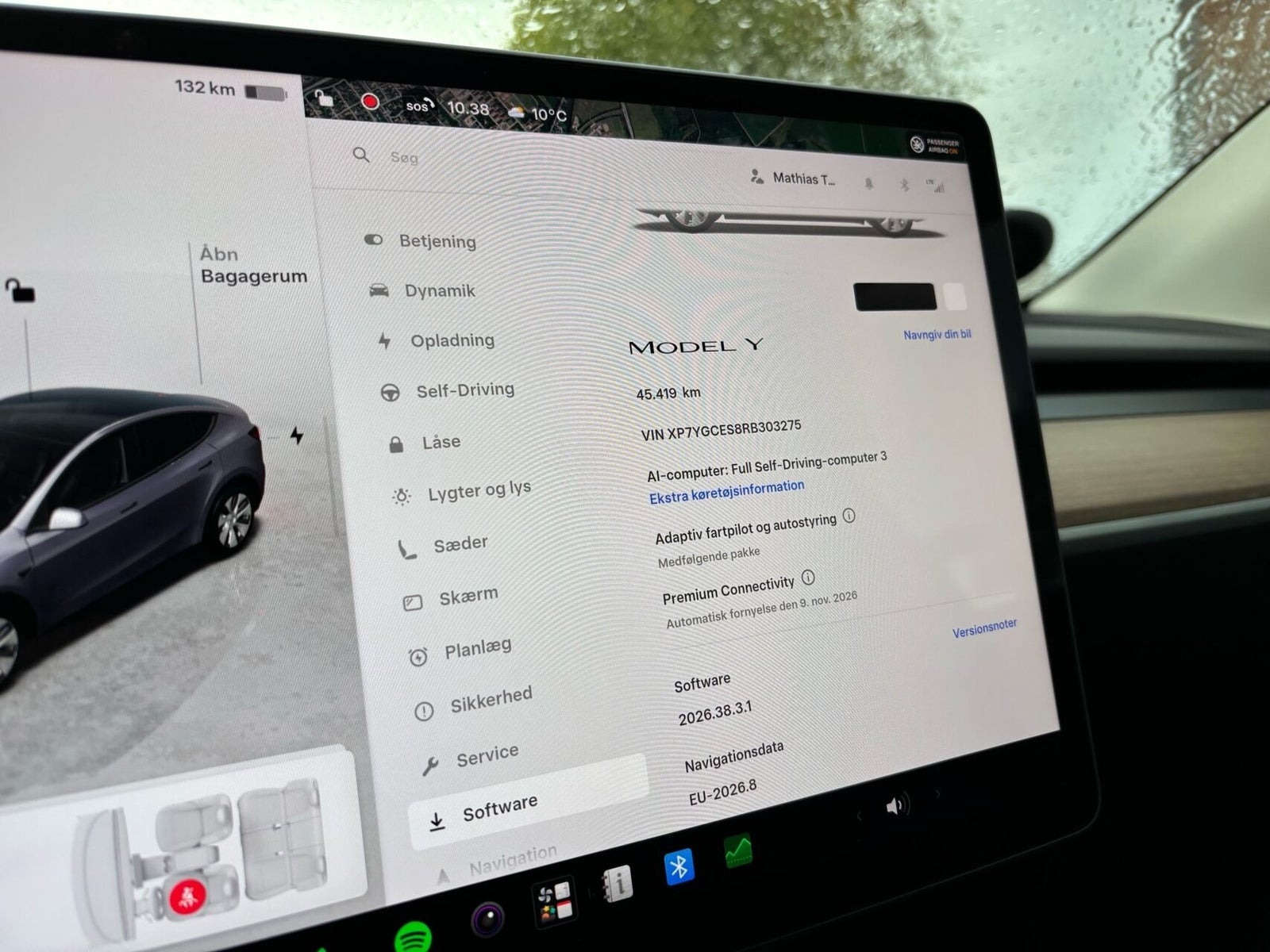 Sølv Tesla Model Y fra 2023