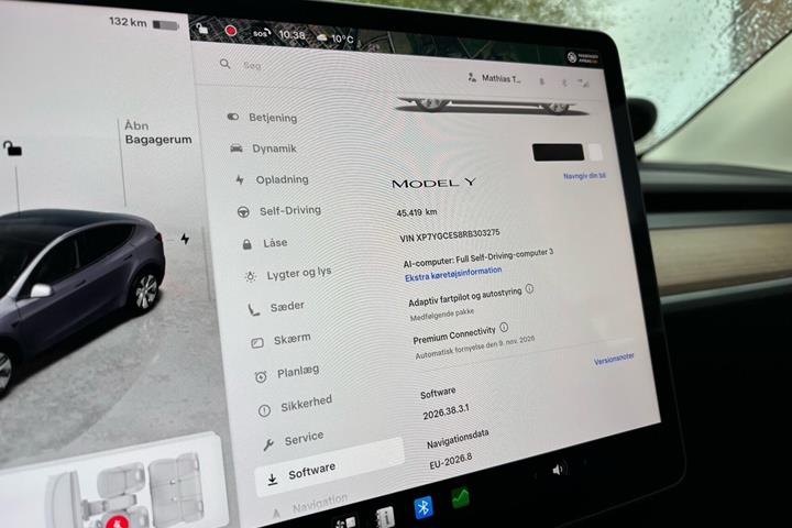 Sølv Tesla Model Y fra 2023