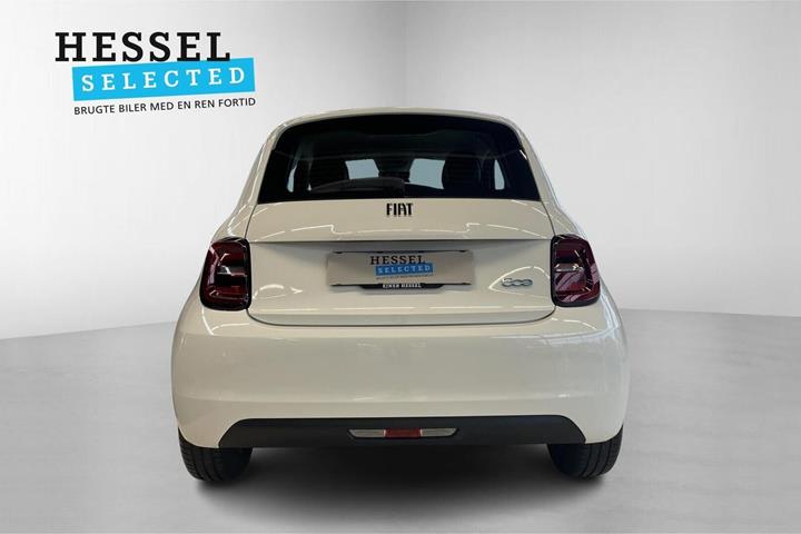 Hvid Fiat 500e fra 2023