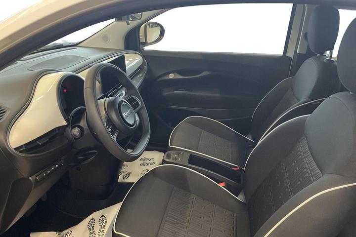 Hvid Fiat 500e fra 2023