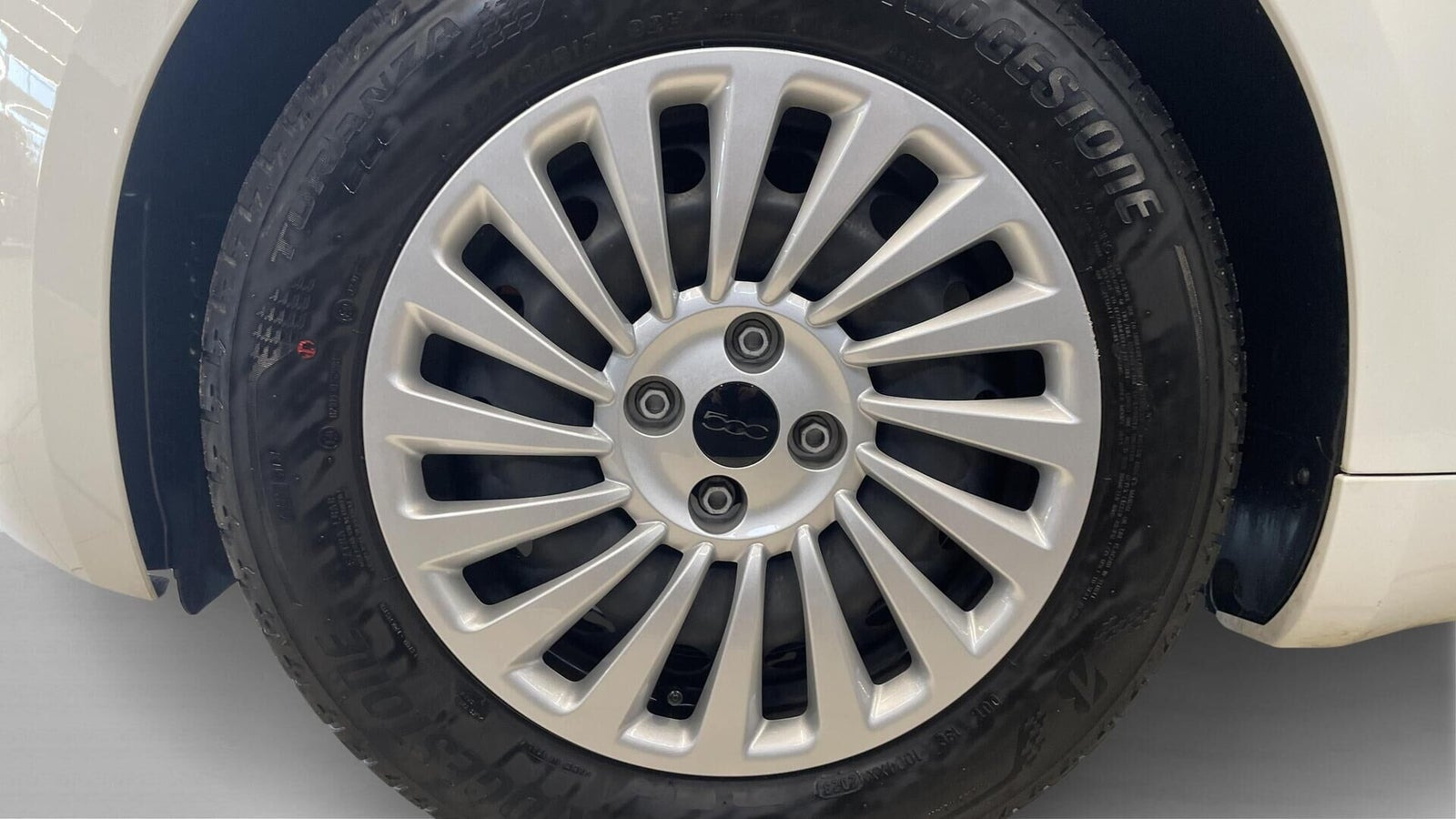 Hvid Fiat 500e fra 2023