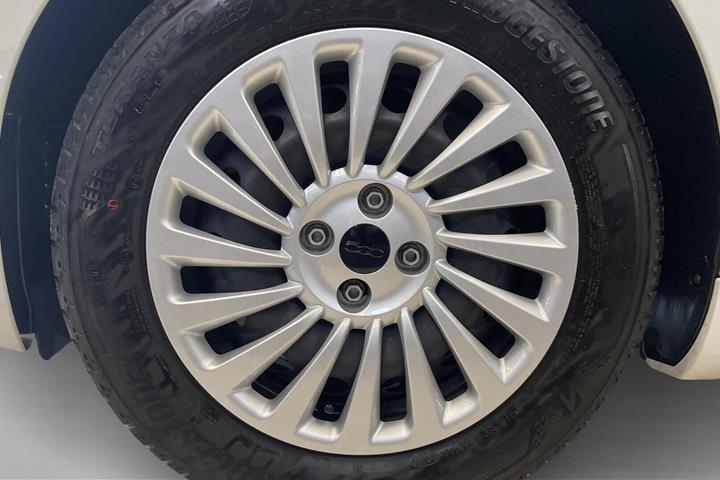 Hvid Fiat 500e fra 2023
