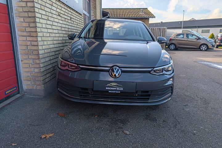 Grå VW Golf VIII fra 2022