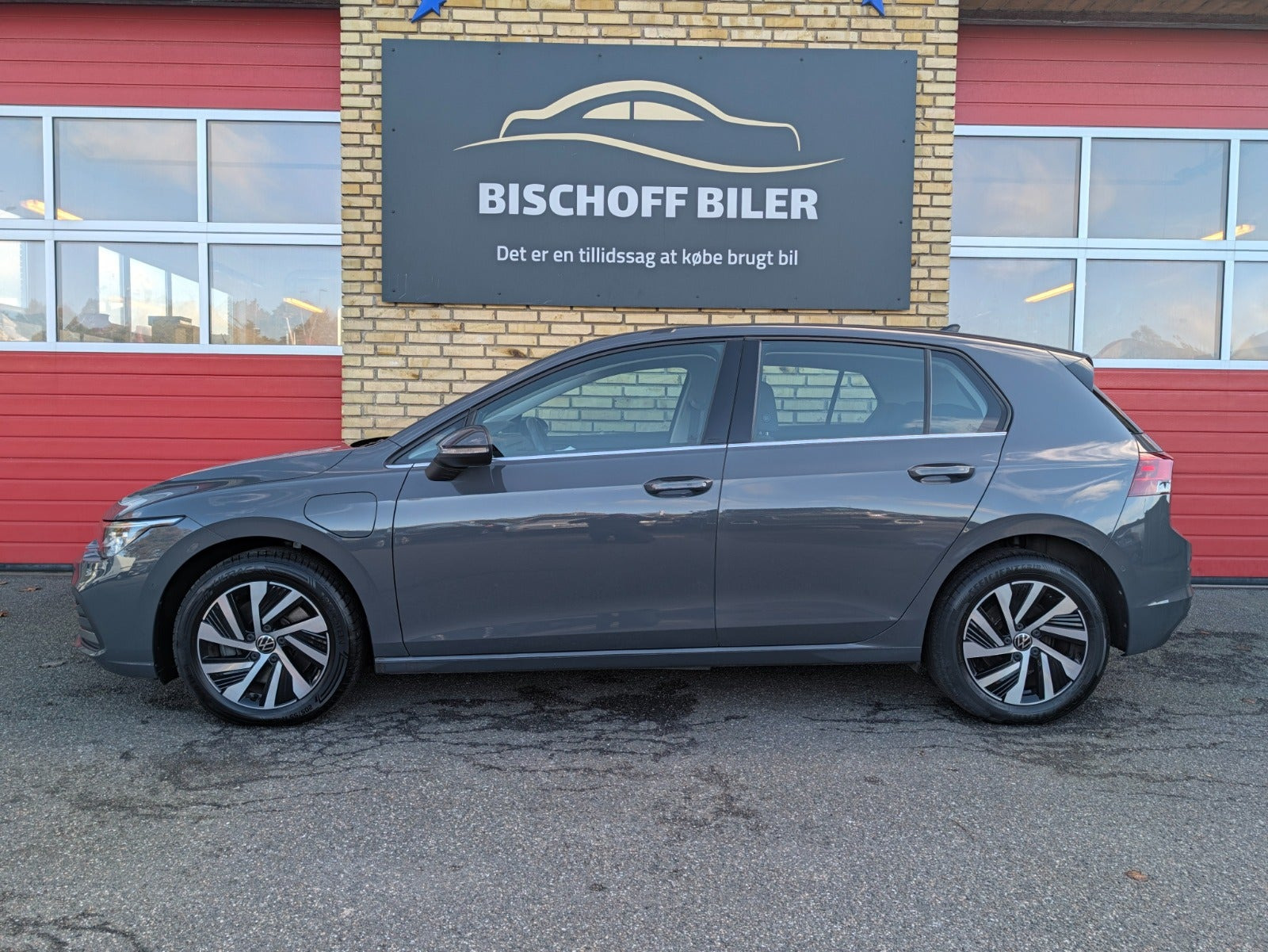 Grå VW Golf VIII fra 2022