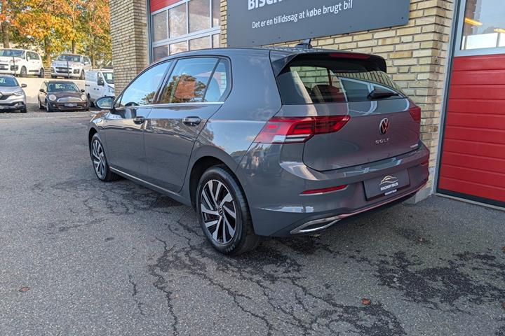 Grå VW Golf VIII fra 2022
