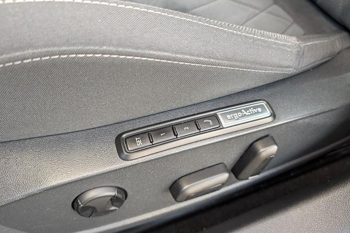 Grå VW Golf VIII fra 2022