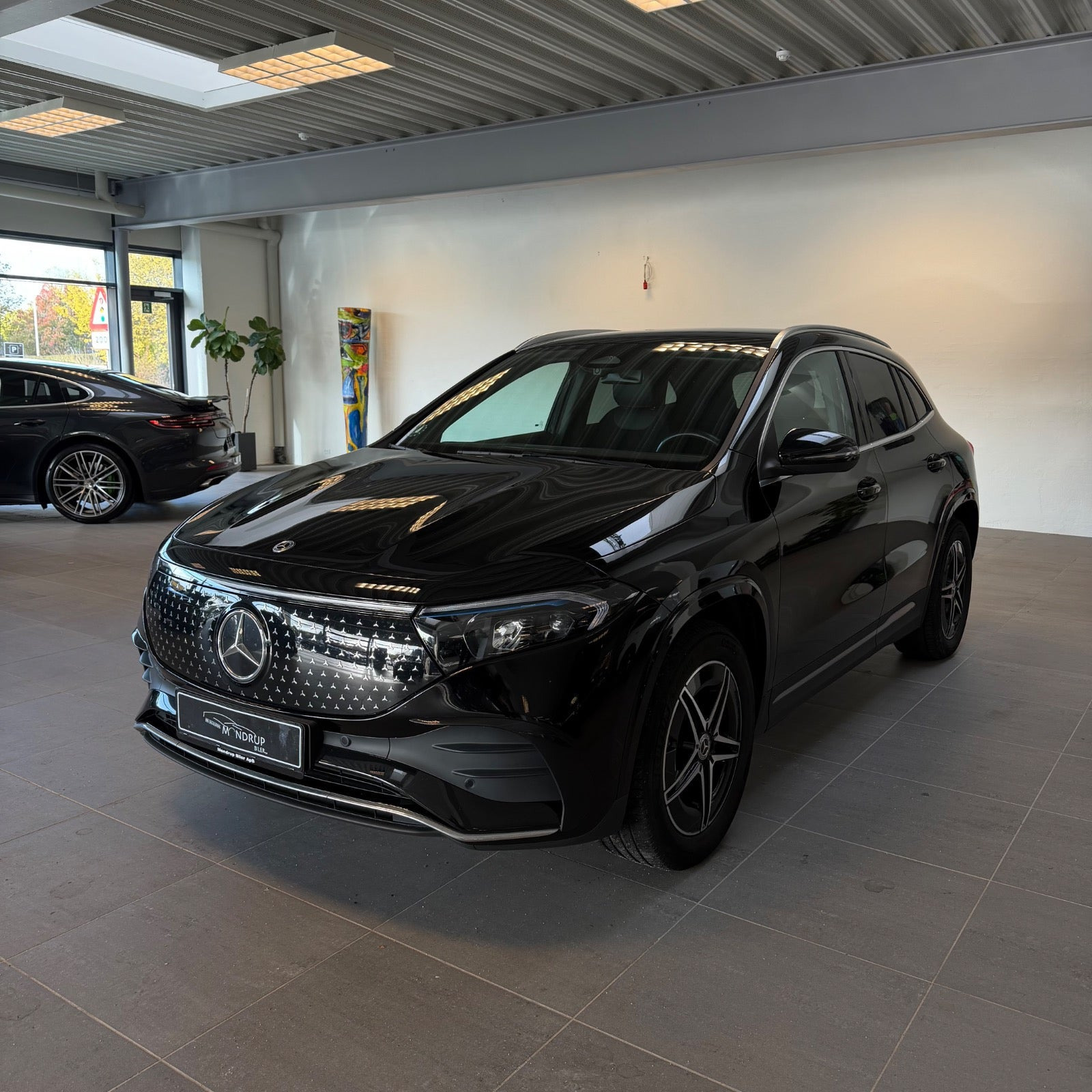 Sort Mercedes EQA350 fra 2024