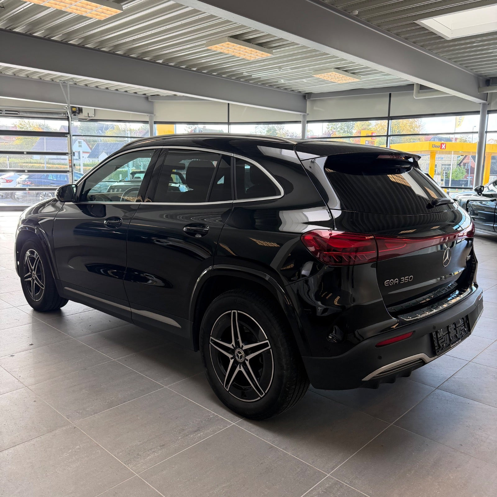 Sort Mercedes EQA350 fra 2024