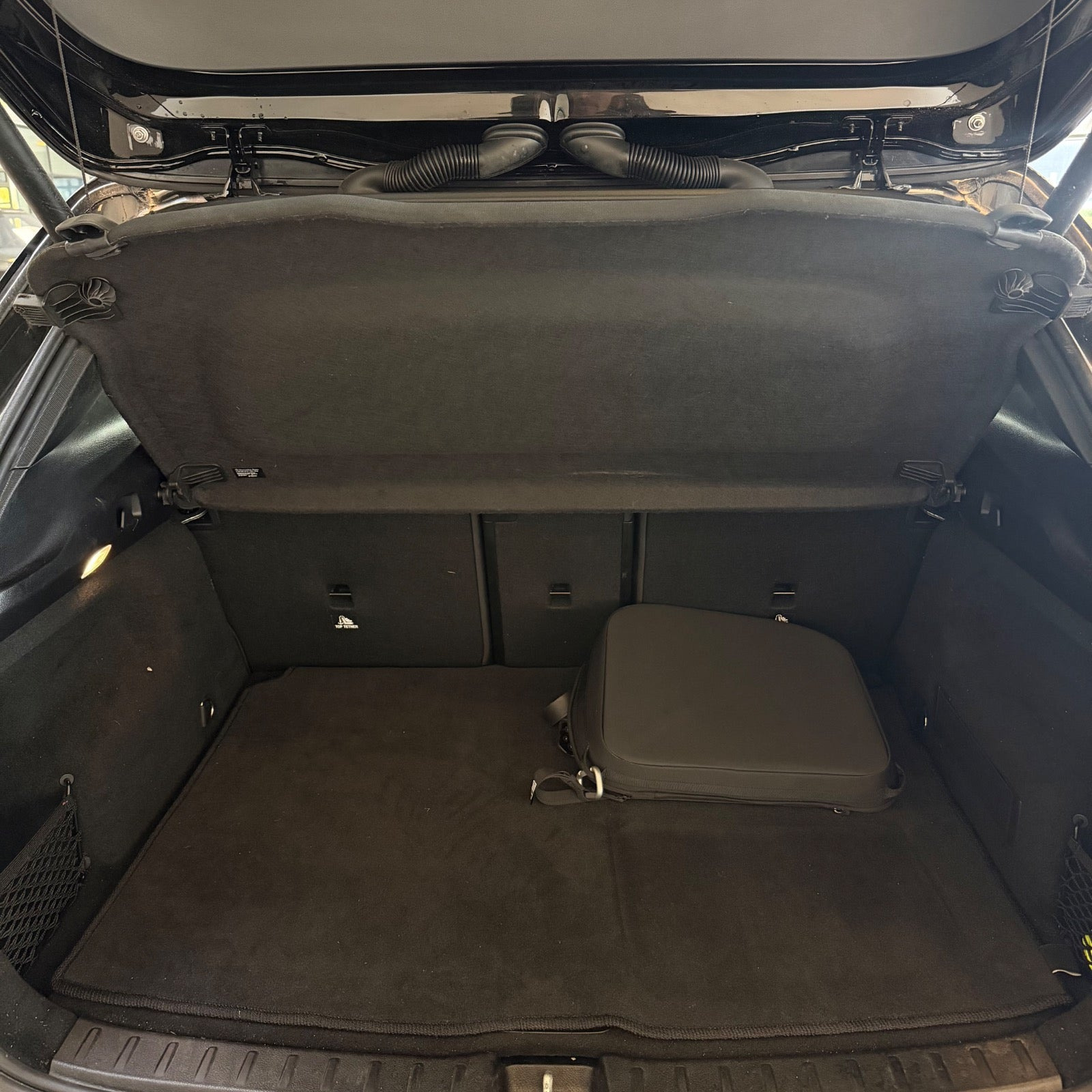 Sort Mercedes EQA350 fra 2024