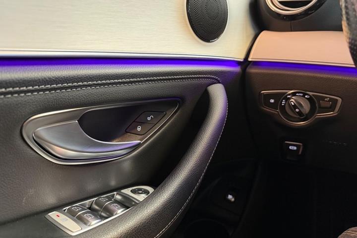 Grå Mercedes E300 de fra 2020