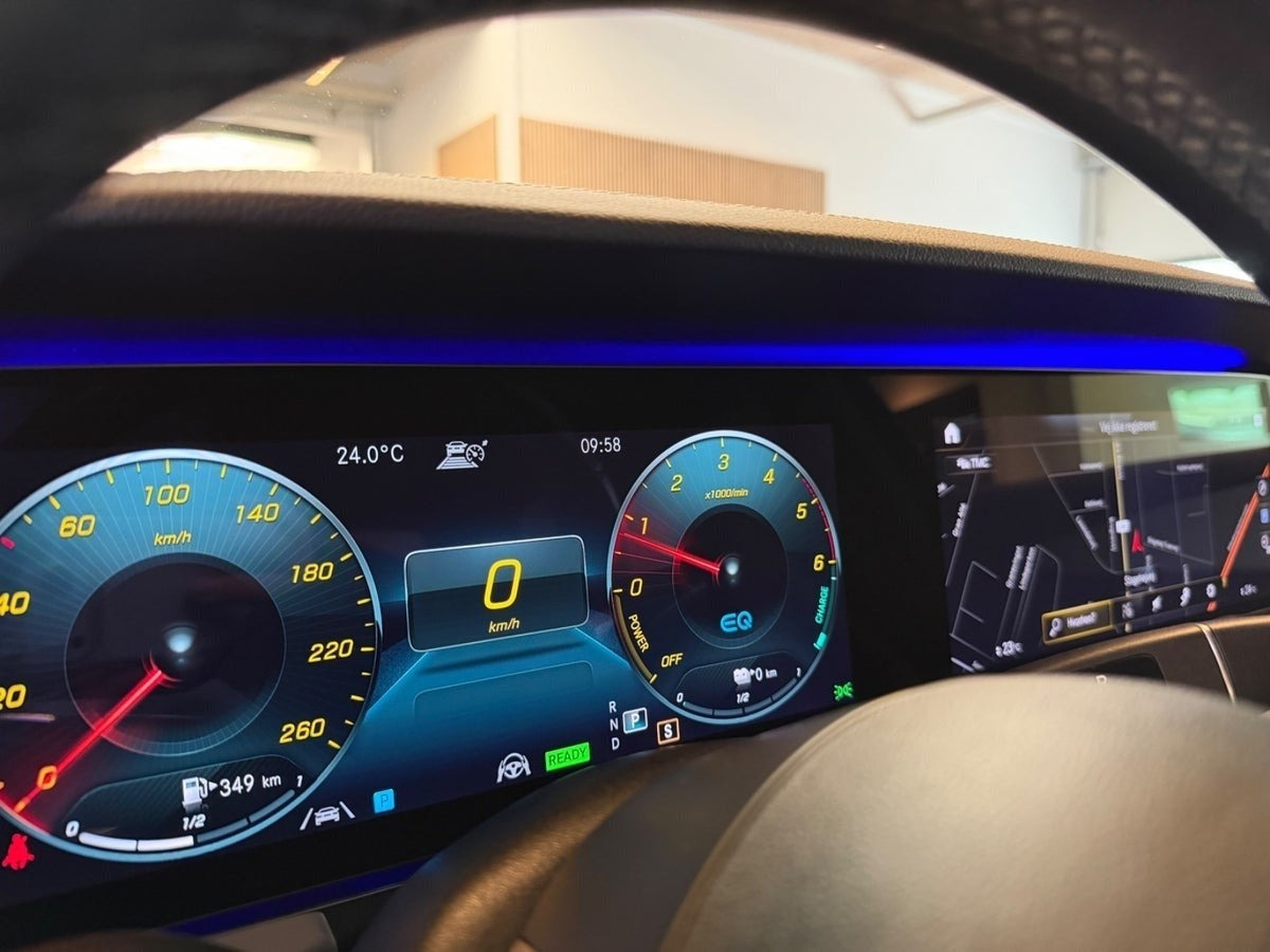 Grå Mercedes E300 de fra 2020