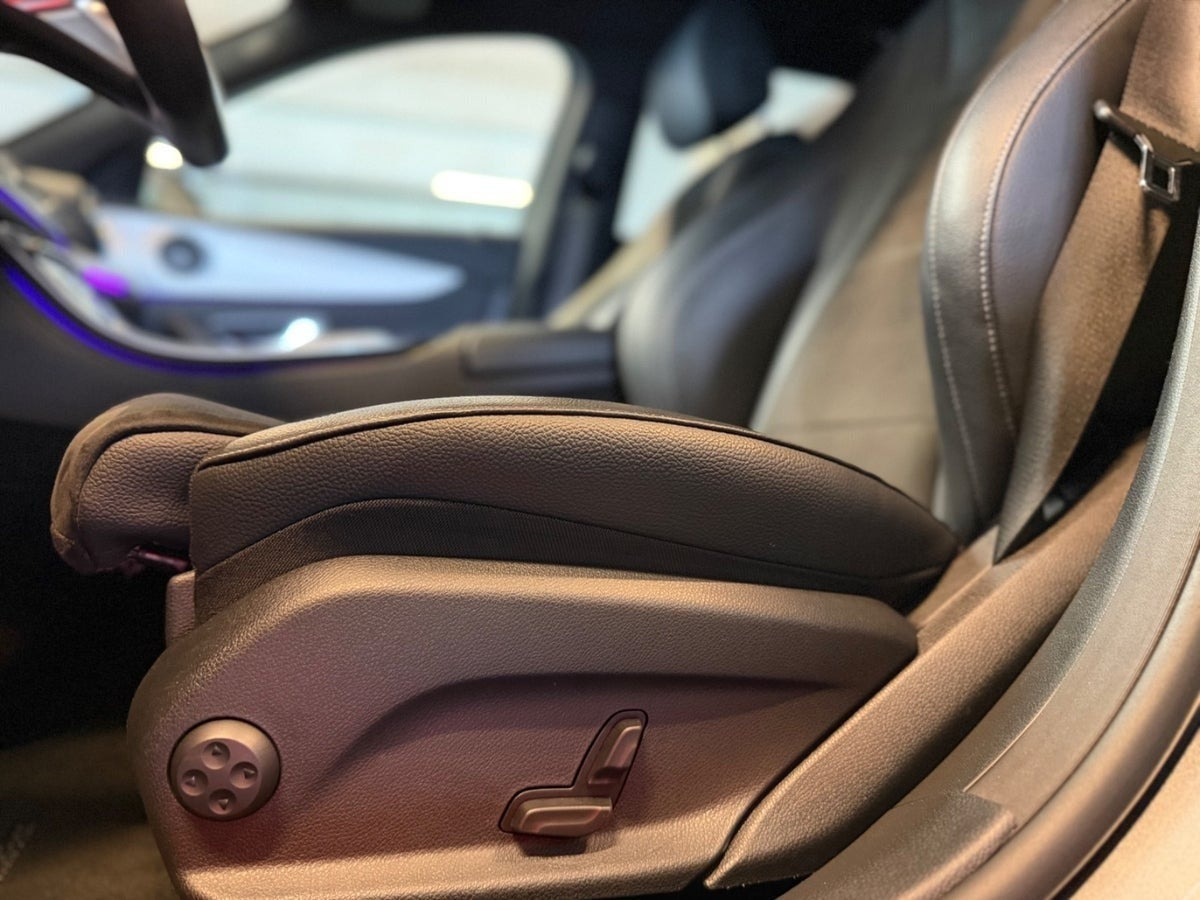 Grå Mercedes E300 de fra 2020