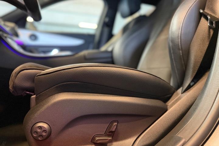 Grå Mercedes E300 de fra 2020