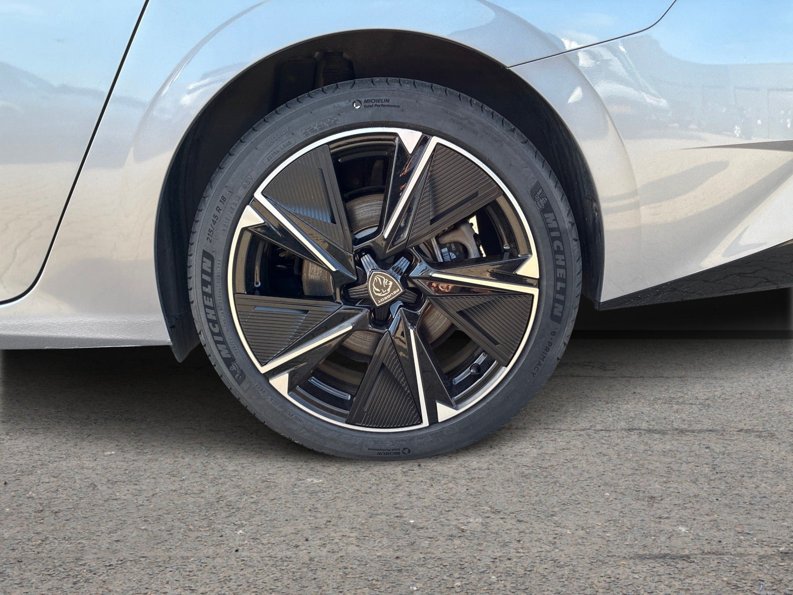 Sølv Peugeot E-308 fra 2024