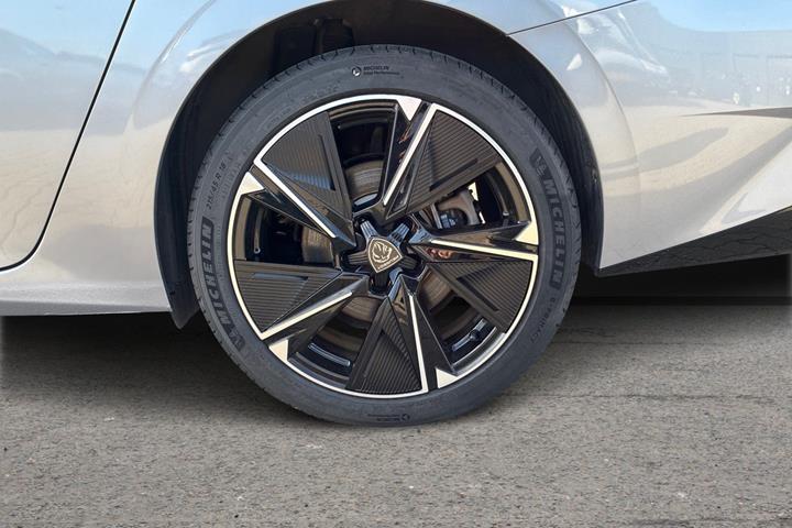 Sølv Peugeot E-308 fra 2024