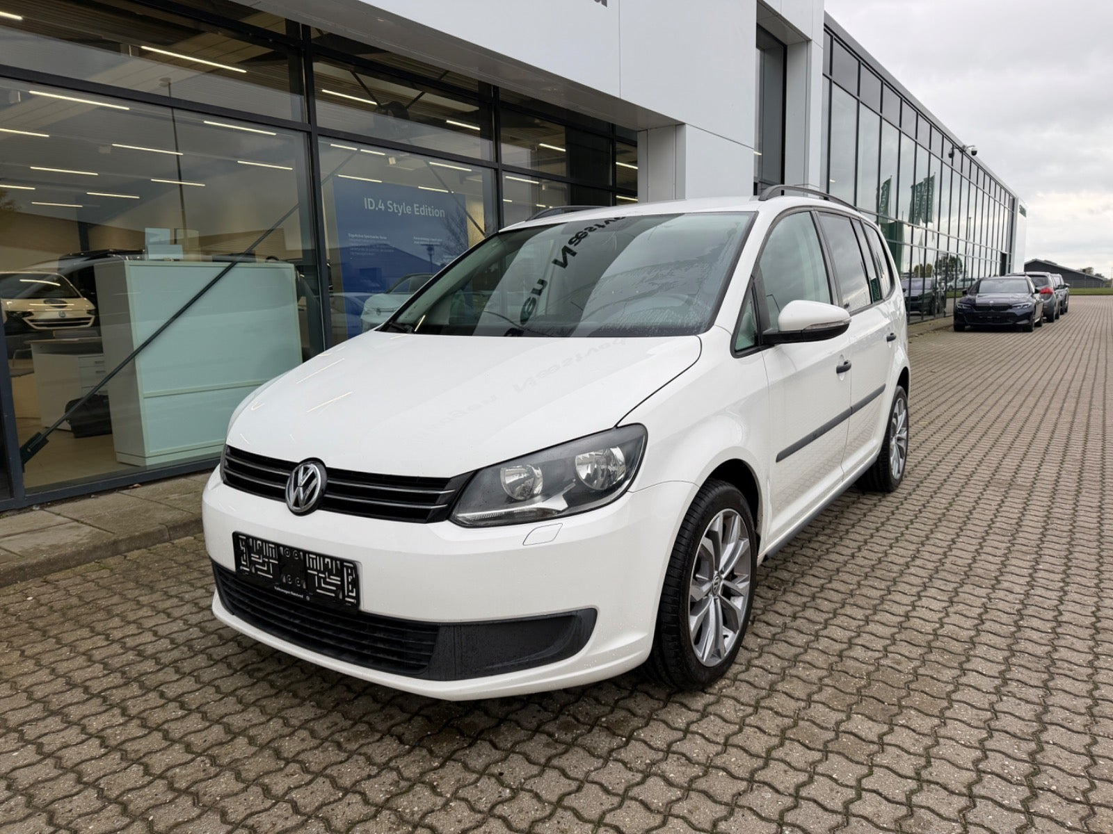 Hvid VW Touran fra 2013