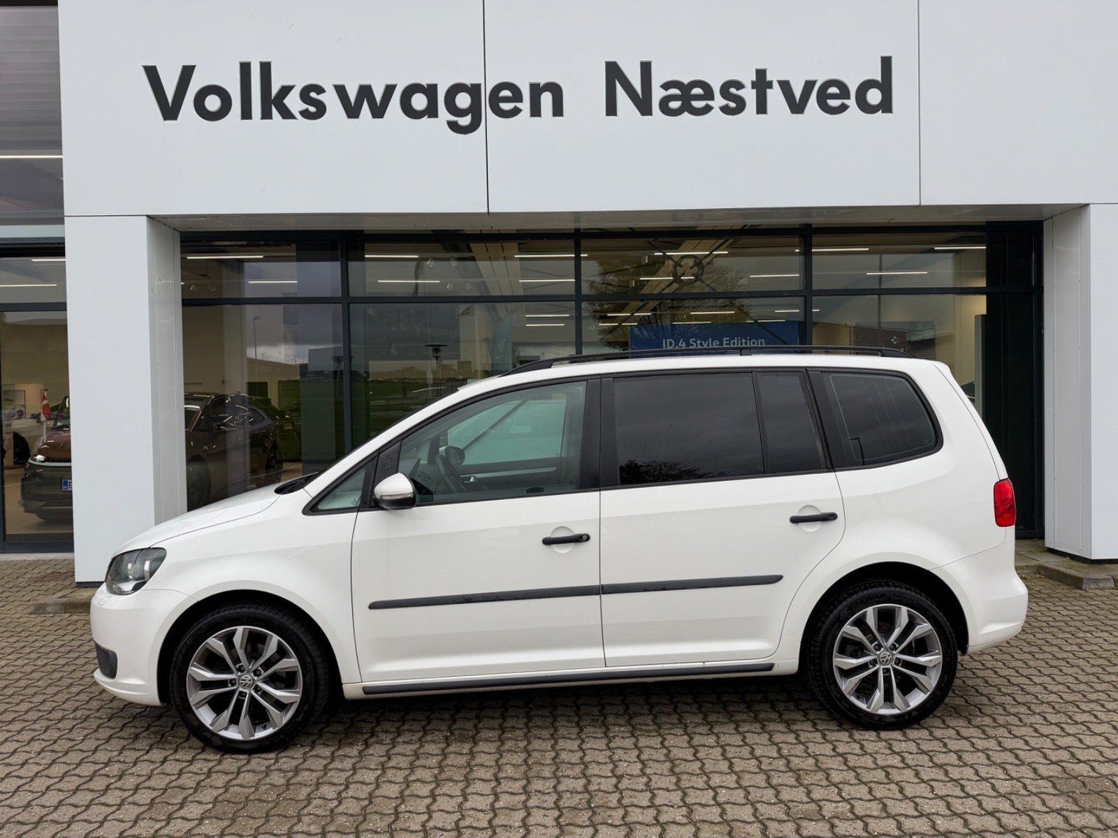 Hvid VW Touran fra 2013