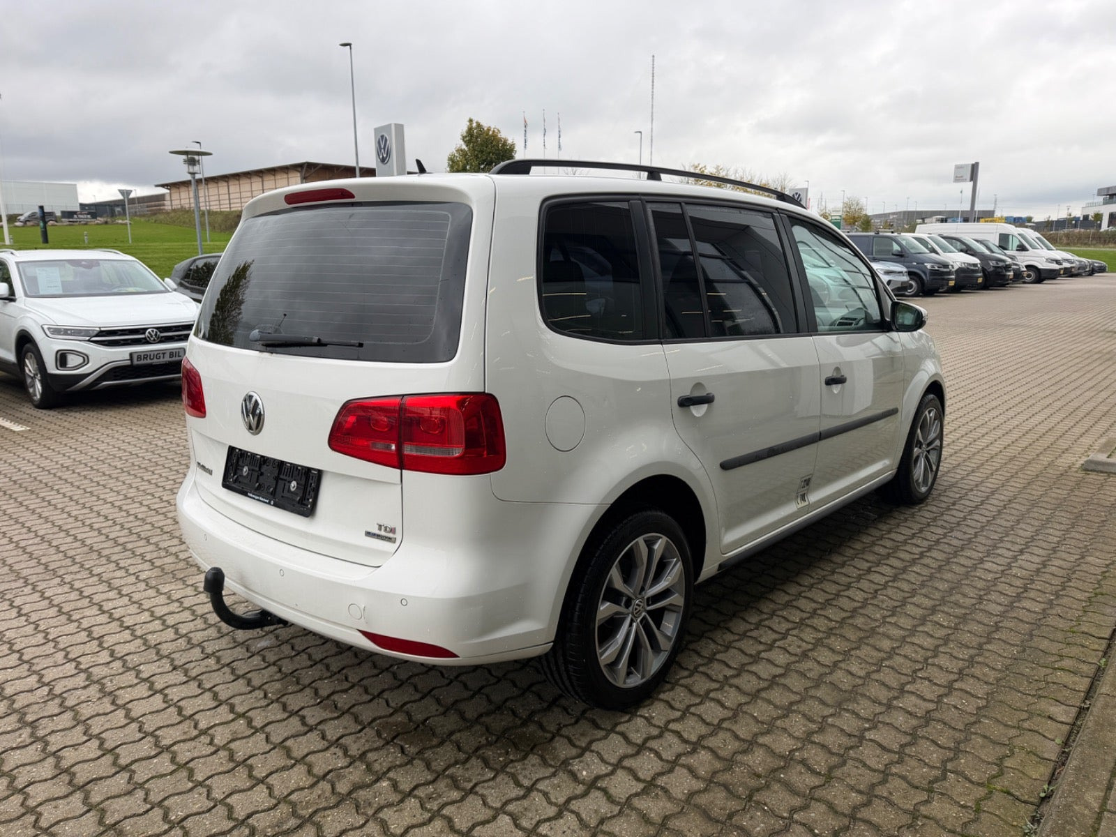 Hvid VW Touran fra 2013